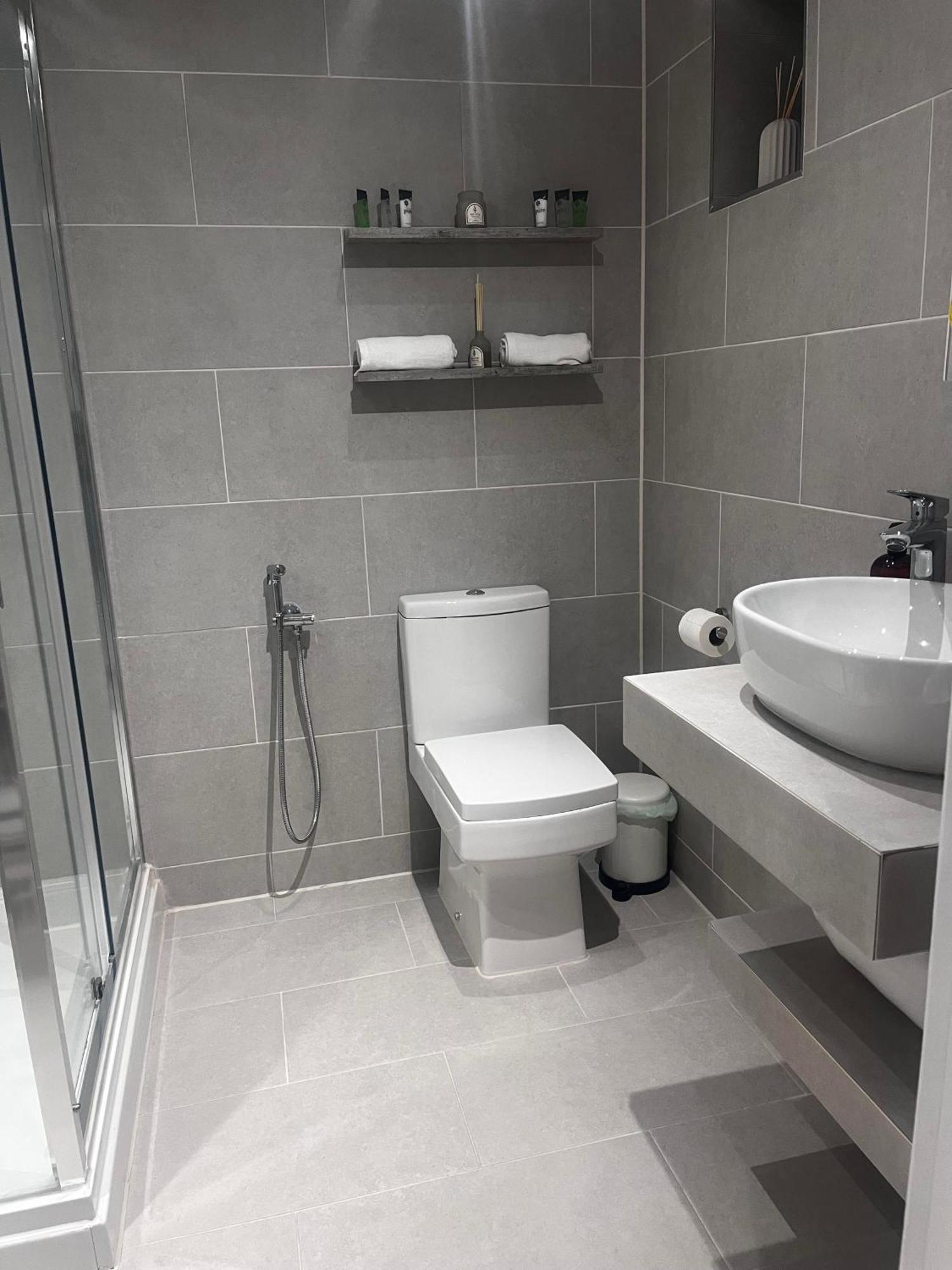 Devonshrie - Stunning Private Bedroom With Bathroom Preston  Exteriör bild